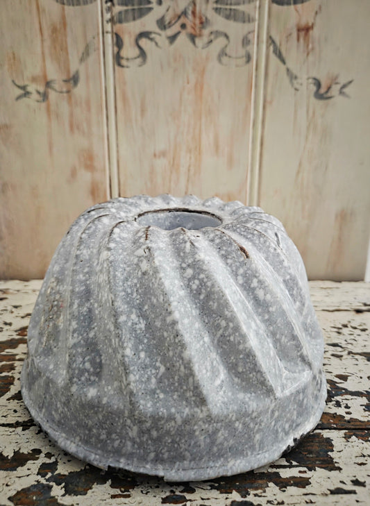 Vintage Graniteware Enamel Bundt Baking Mould